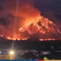 Der Gouverneur von Nakhon Nayok, Bancha Chaowarin, bat das Prachinburi Disaster Prevention and Mitigation Center, am Donnerstagmorgen einen in Russland hergestellten KA-32 Hubschrauber zu entsenden, um Wasser bei den Waldbränden abzulassen.