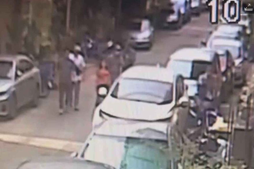 Ein hochrangiger Einwanderungsbeamter, der vierte und letzte Verdächtige, der wegen der Entführung und Erpressung eines Chinesen und seines thailändischen Dolmetschers wegen Kryptowährung gesucht wird, stellte sich am Freitagabend der Polizei in Pattaya.<br /> Ein hochrangiger Einwanderungsbeamter, der vierte und letzte Verdächtige, der wegen der Entführung und Erpressung eines Chinesen und seines thailändischen Dolmetschers wegen Kryptowährung gesucht wird, stellte sich am Freitagabend der Polizei in Pattaya.Pol Maj Jiraphat Boonnam, ein Polizeiinspektor der Einwanderungsabteilung 1, kontaktierte die Polizei, um sich an einer Tankstelle in Pattaya zu ergeben.