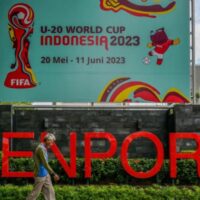 Die Federation Internationale de Football Association (Fifa) hat Indonesien das Recht entzogen, die diesjährige U20-Weltmeisterschaft auszurichten, weil ein indonesischer Beamter sagte, dass es seinen Verpflichtungen gegenüber dem Turnier nicht nachgekommen sei.