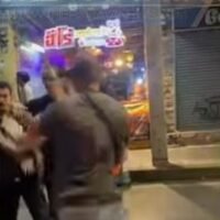 Ein TukTuk Taxifahrer griff nach einem Verkehrsunfall einen ausländischen Touristen in der Nähe der Khao San Road an. Ein Videoclip des Vorfalls wurde diese Woche auf der Facebook Seite „Social Hunter Reborn v3“ gepostet.