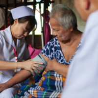 Obwohl Thailand für seine erstklassigen medizinischen und Wellnesseinrichtungen weltweite Anerkennung erlangt, üben die Lehren aus der Covid-19 Pandemie, die steigenden Gesundheitsausgaben und der Anstieg der alternden Bevölkerung einen erhöhten Druck auf zukünftige Gesundheitsdienste aus.