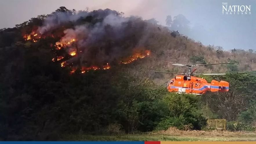 Feuerwehrleute kämpften am Donnerstagmorgen (30. März) immer noch darum, einen Waldbrand zu löschen, der einen Berg und Wald in Khao Laem, Nakhon Nayok, verschlang. Feuerwehrleute kämpften am Donnerstagmorgen (30. März) immer noch darum, einen Waldbrand zu löschen, der einen Berg und Wald in Khao Laem, Nakhon Nayok, verschlang.