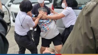 Eine ältere Frau wurde am Montagmorgen aus der Ban Pong Community Hall in der Provinz Ratchaburi weggeschleppt, wo eine Menschenmenge darauf wartete, Premierminister Prayuth Chan o-cha zu begrüßen, nachdem sie angeblich begonnen hatte, den Premierminister mit Flüchen zu beschimpfen.