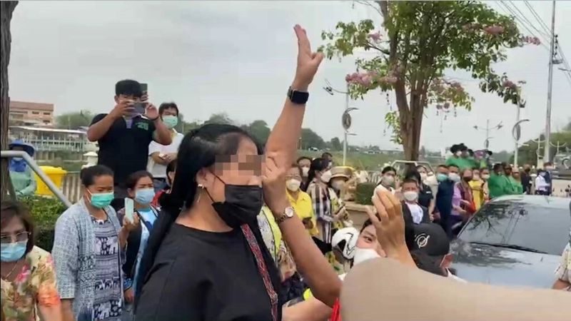 Eine ältere Frau wurde am Montagmorgen aus der Ban Pong Community Hall in der Provinz Ratchaburi weggeschleppt, wo eine Menschenmenge darauf wartete, Premierminister Prayuth Chan o-cha zu begrüßen, nachdem sie angeblich begonnen hatte, den Premierminister mit Flüchen zu beschimpfen.
