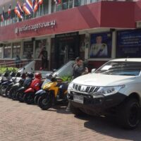 10 Motorraddiebe, darunter kleine Kinder, wurden Mittwoch früh, am 1. März, in Pattaya festgenommen. Die Polizei von Banglamung hielt am Mittwoch um 10:30 Uhr eine Pressekonferenz ab, um die Verhaftung von 10 mutmaßlichen Motorraddieben bekannt zu geben, nachdem einige Tage zuvor fünf gestohlene Motorräder entdeckt worden waren, die in einem Wald versteckt waren.