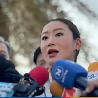 Paetongtarn Shinawatra von der Pheu Thai Partei sagte am Sonntag, dass sie die Entscheidung ihres Vaters, des ehemaligen Premierministers Thaksin Shinawatra, nach Hause zurückzukehren und seine Haftstrafe zu verbüßen, respektiere. Thaksin sagte am Freitag in einem Interview in Tokio, er sei bereit, seine Gefängniszeit abzusitzen, vorausgesetzt, er dürfe den Rest seiner Zeit mit seiner Familie verbringen.