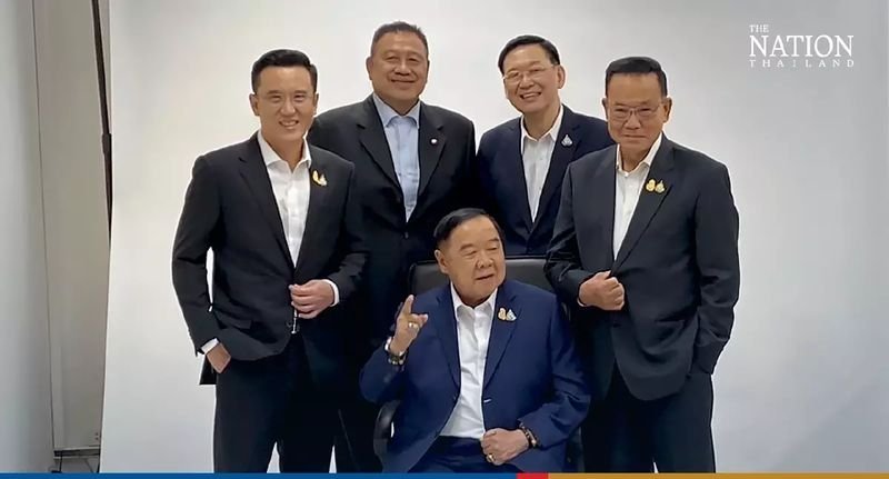 Die regierende Palang Pracharath Partei (PPRP) hat ihren Vorsitzenden General Prawit Wongsuwan als ersten ihrer 100 Parteilistenkandidaten ausgewählt, wie eine Parteiquelle am Donnerstag (23. März) bekannt gab. Die Entscheidung wurde von einem Auswahlausschuss getroffen, der von PPRP-Generalsekretär Santi Promphat geleitet wurde, der auf Platz 2 der Parteiliste stand.