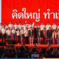 Die Pheu Thai Partei stellte am Freitag ihre Kandidaten für Bangkoks 33 Wahlkreise bei einer Kundgebung im Stadion Eins im Distrikt Pathumwan vor. Die Partei prognostiziert einen Erdrutschsieg bei den Parlamentswahlen am 14. Mai und erwartet die Bildung einer Einparteienregierung. Paetongtarn Shinawatra, der Chefberater der Partei für Partizipation und Innovation, betrat die Bühne, um die Parteipolitik „Think Big for all Bangkokians“ zu erläutern.