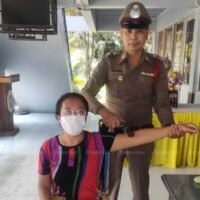 Reichen Sie eine Beschwerde bei der Nong Trud Station in Trang ein und erhalten Sie eine kostenlose „Massage zum Stressabbau“, mit freundlicher Genehmigung eines Mitarbeiters an der Rezeption. Drei Jahre vor der Pensionierung hat einen Polizisten in Trang nicht davon abgehalten, das zu tun, was er am meisten liebt – die angespannten Muskeln der Besucher zu beruhigen, die zu seiner Dienststelle kommen.