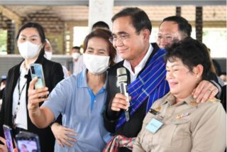 Eine regierungsfeindliche Gruppe versuchte am Montag, Premierminister Prayuth Chan o-cha während seiner offiziellen Tour in Ratchaburi zu konfrontieren, da zu erwarten war, dass Streikposten gegen politische Parteien auf ihren Wahlkampfpfaden häufiger vorkommen würden.