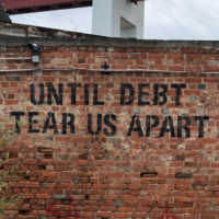 Die Verschuldung der Haushalte ist für das Land zu einem alarmierenden Problem geworden, und da Thailand dieses Jahr auf Parlamentswahlen zusteuert, ist dies eine tickende Bombe, die die dringende Aufmerksamkeit der politischen Parteien erfordert, die den Wählern politische Zusagen machen.