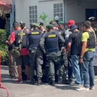 Ungefähr 100 Polizisten haben heute Nachmittag (Mittwoch) ein Haus im Distrikt Mueang in der Provinz Phetchaburi umstellt, in dem ein Mann ausharrt, nachdem er angeblich zwei Menschen erschossen und eine weitere Person verletzt hatte.