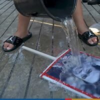 Mehr als 20 Mitglieder der demokratiefreundlichen United Front of Thammasat and Demonstration Group versammelten sich gestern am Dienstag (21. März) vor dem Parlamentskomplex, um „die Diktatur abzuwaschen“.