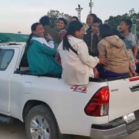 Thai Rath berichtete über Äußerungen des Polizeichefs der Königlichen Thailändischen Polizei (RTP), Gen Damrongsak Kittipraphat, gestern bezüglich der Wahl und der Songkran Feiertage. Es wird nächsten Monat der erste verantwortliche Songkran des Chefs sein, und er hat sich mit einem Dauerthema befasst – der Öffentlichkeit, die gefährlich auf dem Rücksitz von Pick-ups fährt.