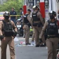 Daily News berichtete über die Folgen des Todes eines Oberstleutnants der Polizei, der letzte Woche zahlreiche Schüsse innerhalb und außerhalb seines Hauses im Bezirk Sai Mai in Bangkok abgegeben hatte. Polizei Oberstleutnant Kittikarn Saengbun wurde schließlich von Polizeikommandos getötet. Die Familie hat bei der Polizei von Sai Mai Anzeige erstattet.