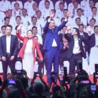 Die Pheu Thai Partei hat kürzlich ihr Abgeordnetenziel revidiert und strebt an, in den nächsten Umfragen 310 Sitze im Repräsentantenhaus zu erobern – eine ehrgeizige Aufstockung der 250 Sitze – und eine solide Einparteienregierung zu bilden. Der Schritt wird von Wissenschaftlern als Hauptaufgabe und Taktik angesehen, um die Kampagne zu intensivieren und das Pro Prayuth Lager loszuwerden.