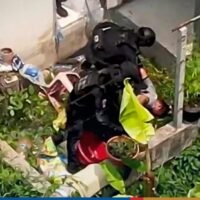 Eine angespannte Pattsituation im Stadtteil Sai Mai in Bangkok endete am Mittwoch kurz nach Mittag, nachdem Polizeikommandos einen verstörten Polizisten angeschossen und verwundet hatten, der von seinem Haus aus Schüsse abgegeben hatte. Der 51-jährige Polizeileutnant Kittikan Saengboon wurde zur Behandlung seiner Wunden ins Krankenhaus gebracht, wie das Metropolitan Police Bureau (MPB) mitteilte