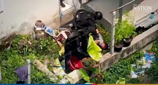 Eine angespannte Pattsituation im Stadtteil Sai Mai in Bangkok endete am Mittwoch kurz nach Mittag, nachdem Polizeikommandos einen verstörten Polizisten angeschossen und verwundet hatten, der von seinem Haus aus Schüsse abgegeben hatte. Der 51-jährige Polizeileutnant Kittikan Saengboon wurde zur Behandlung seiner Wunden ins Krankenhaus gebracht, wie das Metropolitan Police Bureau (MPB) mitteilte