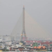 Sommerstürme und böige Winde werden in den nächsten Tagen in 42 Provinzen, darunter Bangkok, erwartet, teilte die Meteorologische Abteilung am Freitag (10. März) mit. Ein gemäßigtes Hochdrucksystem aus China wird sich bis nach Oberthailand und in das Südchinesische Meer erstrecken, während im Oberland weiterhin heißes Wetter herrscht. Der Westtrog verschiebt sich nach Norden.