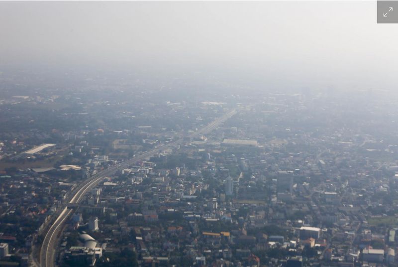 Die nördliche Stadt Chiang Mai, ein Top-Tourismusziel, erhielt diesen Monat den unerwünschten Titel der schlechtesten Luftqualität auf dem globalen IQAir-Index, der von einem Schweizer Technologieunternehmen gemeldet wurde, das weltweit die Luftqualität in Großstädten überwacht.Chiang Mai wurde als das Land mit der weltweit schlimmsten Luftverschmutzung eingestuft, mit unsicheren PM 2,5 Werten an zwei aufeinanderfolgenden Tagen: 11. und 12. März.
