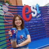 Thai Drinks, der Vermarkter und Markenmanager von est Cola, erneuert die Marke zum ersten Mal seit 11 Jahren seit dem Eintritt in den thailändischen Erfrischungsgetränkemarkt. Laut Suporn Denpaisarn, dem Vizepräsident des Unternehmens für Marketing für alkoholfreie Getränke, wird das Unternehmen im Rahmen der Überarbeitung est Cola durch eine neue Formel verbessern, die auf dem Feedback der Verbraucher basiert, das Aussehen seiner Produkte verbessern und seine Werbekampagne verstärken.