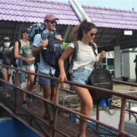 Während des Songkran Festivals im nächsten Monat erwartet Phuket einen Anstieg der lokalen Hotelbuchungen um 10 %. Thaneth Tantipiriyakij, der Präsident der Phuket Tourist Association, sagte am Mittwoch, die Tourismus Stimulus Kampagne „We Travel Together“ der Regierung habe mehr Besucher nach Phuket gelockt, um das thailändische Neujahr vom 13. bis 15. April zu feiern.