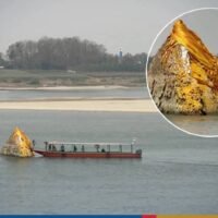Der seltene Anblick eines alten buddhistischen Stupas, der aus dem Mekong auftaucht, hat Touristen in Scharen in die nördliche Provinz Nong Khai getrieben. Es wird angenommen, dass Phra That Klang Nam vor etwa 700 Jahren am damaligen Ufer des Flusses errichtet wurde. Es stürzte jedoch 1847 in den Mekong und wurde vollständig überflutet, als der Fluss im Laufe der Jahre seinen Lauf änderte.