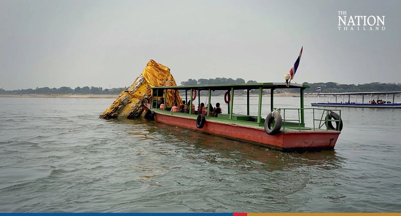 Touristen versammelten sich an der Uferpromenade in Nong Khai, um den Stupa zu besichtigen, während andere Boote nahmen, um ihn aus der Nähe zu betrachten. Der zurückweichende Flussspiegel enthüllte die anhaltende Erosion der alten Struktur durch die Strömungen des Mekong, die ihr äußeres Mauerwerk abtragen.