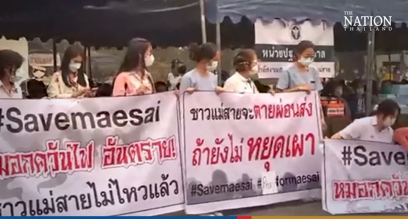 Etwa 200 Einwohner von Mae Sai in Chiang Rai versammelten sich am Montag im Bezirksamt, um dringende Maßnahmen zur Bekämpfung der steigenden Luftverschmutzung zu fordern.<br /> Etwa 200 Einwohner von Mae Sai in Chiang Rai versammelten sich am Montag im Bezirksamt, um dringende Maßnahmen zur Bekämpfung der steigenden Luftverschmutzung zu fordern. Der Umzug erfolgte, nachdem der Bezirk, der an Myanmar grenzt, in erstickenden gelben Smog gehüllt war. Die PM 2,5 Messwerte stiegen dort am Montag auf 542 Milligramm pro Kubikmeter (μg/m3) – mehr als das Zehnfache über der sicheren Grenze.