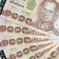 Die digitale Brieftaschenpolitik der Pheu Thai Partei sei nichts Neues, sondern nur ein Bargeldausgabesystem, sagte der frühere Finanzminister Thirachai Phuvanatnaranubala. Herr Thirachai, ein politischer Berater der Palang Pracharath Partei (PPRP), ist der jüngste, der sich dem Chor der Kritik an der 10.000 Baht Politik der Pheu Thai Partei zum Verschenken von digitalem Geld anschließt.