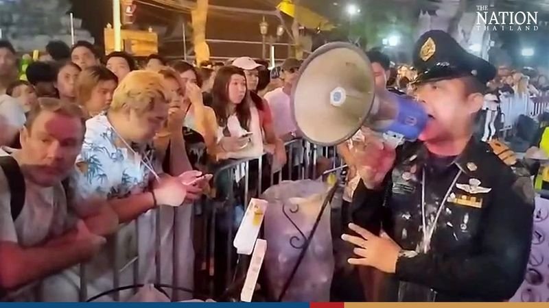 Die Polizei hinderte Songkran Nachtschwärmer am Donnerstag um 20 Uhr daran, die Khao San Road zu betreten, nachdem sie entschieden hatte, dass die beliebte Partymeile von einer gefährlichen Überfüllung bedroht war.<br /> Die Polizei hinderte Songkran Nachtschwärmer am Donnerstag um 20 Uhr daran, die Khao San Road zu betreten, nachdem sie entschieden hatte, dass die beliebte Partymeile von einer gefährlichen Überfüllung bedroht war. Am ersten Tag des Songkran Festivals nahmen bis zu 40.000 thailändische und ausländische Nachtschwärmer an der Wasserschlacht in Bangkoks Backpacker Zentrum teil.