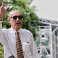 Der schmale Grat zwischen einem Whistleblower und einem gewieften Intriganten ist in Thailand schmaler, wo es eine der weltweit größten Zahlen von Kreischern gibt, die hauptsächlich in der politischen Sphäre zu finden sind. So umstritten sie auch sind , Chuvit Kamolvisit ist absolut auf einem anderen Planeten.