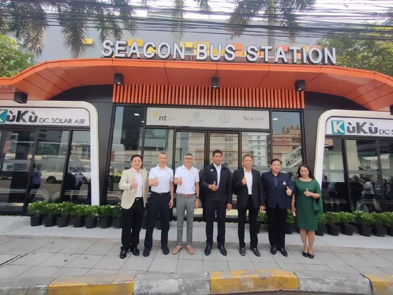 Stadtgouverneur Chadchart Sittipunt durchschnitt am Donnerstag das Band am ersten „Sabuy Square“ des Landes am Busbahnhof Seacon vor dem Einkaufszentrum Seacon Square im Bezirk Prawet. Der Gouverneur dankte Seacon Square für die Initiierung des „Sabuy Square“ Projekts zur Förderung von Solarenergie und öffentlichen Verkehrsmitteln, um sowohl den Energieverbrauch als auch die PM 2,5 Luftverschmutzung durch den Verkehr zu reduzieren.