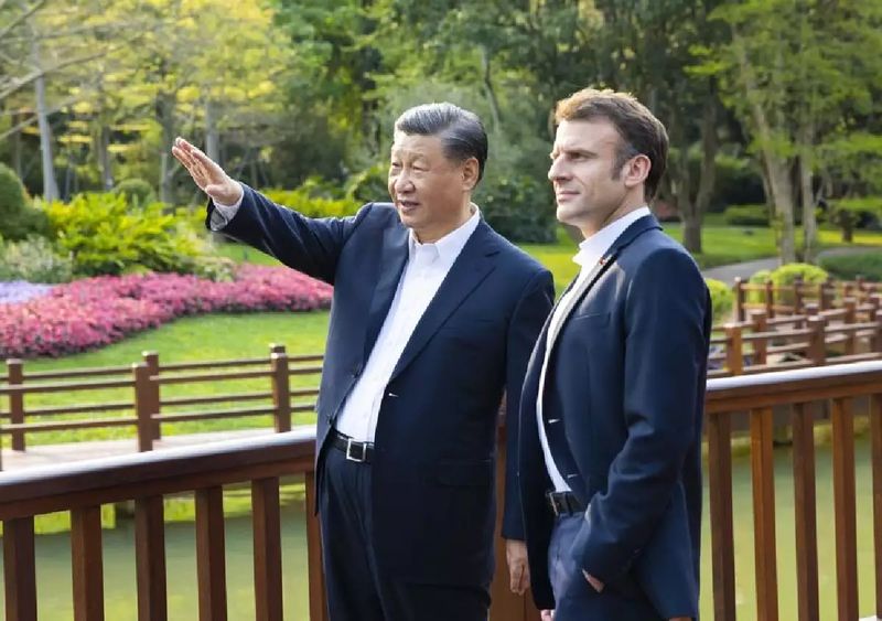Präsident Xi Jinping sagte am Freitag, dass eine politische Lösung der einzig richtige Ausweg zur Lösung der Ukraine Krise sei, und bekräftigte, dass ein Waffenstillstand und ein frühzeitiges Ende der Feindseligkeiten den Interessen aller betroffenen Parteien und denen der ganzen Welt entsprächen.<br /> Präsident Xi Jinping sagte am Freitag, dass eine politische Lösung der einzig richtige Ausweg zur Lösung der Ukraine Krise sei, und bekräftigte, dass ein Waffenstillstand und ein frühzeitiges Ende der Feindseligkeiten den Interessen aller betroffenen Parteien und denen der ganzen Welt entsprächen. Xi machte die Bemerkungen während eines informellen Treffens mit dem französischen Präsidenten Emmanuel Macron in Guangzhou, der Hauptstadt der Provinz Guangdong