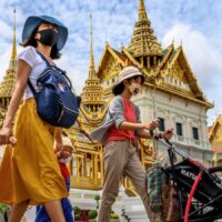 Die thailändische Tourismusbehörde geht auf Bedenken hinsichtlich der Monopolisierung ausländischer Tourismusunternehmen und Null-Dollar Touren ein und sagt, dass „sie kein Problem darstellen“, solange die strenge Strafverfolgung und Zusammenarbeit mit Peking fortgesetzt wird.