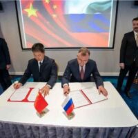 China und Russland haben nach einem Treffen, das in einer russischen Stadt innerhalb des Polarkreises, unweit der Grenze zum neuen Nato-Mitglied Finnland, stattfand, ein Abkommen zur Zusammenarbeit bei der Durchsetzung des Seerechts unterzeichnet.