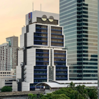 Bangkoks Wahrzeichen „Robot Building“ an der Sathorn Road ist bedroht. Das denkmalgeschützte Gebäude, das 1987 errichtet wurde, wird wahrscheinlich sein international anerkanntes Design verlieren, wenn der derzeitige Eigentümer die Renovierungsarbeiten fortsetzt.