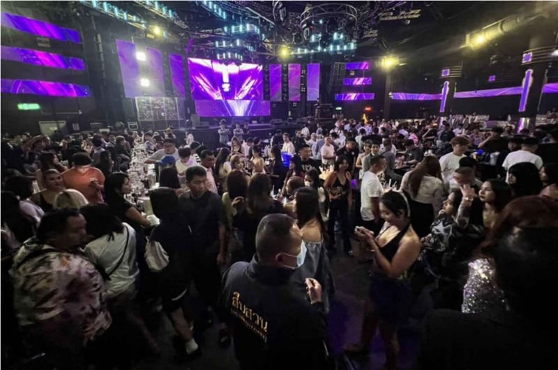 Die Polizei durchsuchte am späten Sonntag einen Nachtclub in Pattaya auf der Suche nach Overstayern und Drogenabhängigen, aber die Ausländer dort hatten aktuelle Visa und alle Kunden wurden auf Drogenfreiheit getestet. Die Razzia um 22.30 Uhr im Hollywood Pub in der Soi Phet Trakul, Distrikt Bang Lamung, war Teil eines harten Vorgehens gegen Ausländer, die ihre Visa überschritten und illegal in das Land eingereist sind.