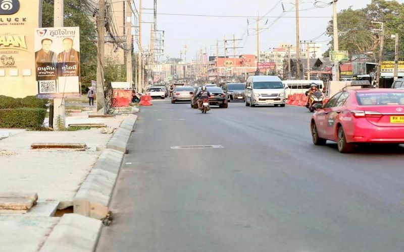 Da sich der Tourismus in Pattaya weiterhin in einem unglaublichen Tempo erholt, sieht sich die Stadt mit einem Nachteil konfrontiert – dem starken Verkehr. In diesem Monat wurden zwei erhebliche Engpässe beobachtet: einer auf der Thepprasit Road in der Nähe der Theater Kaan und Colosseum und ein weiterer auf der Second Road in der Nähe der Kreuzung South Road. Da sich der Tourismus in Pattaya weiterhin in einem unglaublichen Tempo erholt, sieht sich die Stadt mit einem Nachteil konfrontiert – dem starken Verkehr. In diesem Monat wurden zwei erhebliche Engpässe beobachtet: einer auf der Thepprasit Road in der Nähe der Theater Kaan und Colosseum und ein weiterer auf der Second Road in der Nähe der Kreuzung South Road.