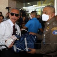 Der Whistleblower Chuvit Kamolvisit hat bestritten, einen hochrangigen Geldwäschebeauftragten persönlich gekannt zu haben, nachdem dieser angeblich mit einer Bestechungsgeldzahlung in Höhe von 6 Millionen Baht in Verbindung gebracht wurde. Herr Chuvit sprach am Freitag mit Reportern und bestätigte, dass er die problematische Barspende in Höhe von 6 Millionen Baht bereits an die Ermittler der Kriminalpolizei (CSD) übergeben habe.