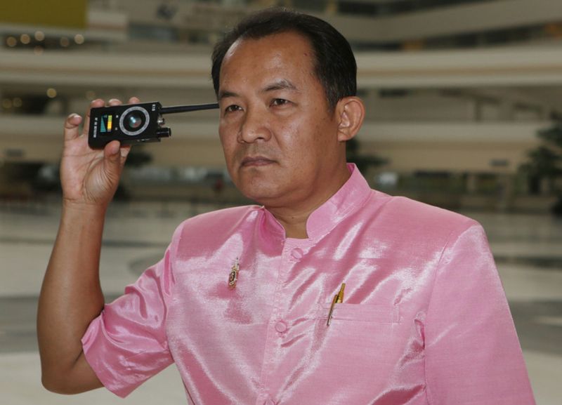 Der politische Aktivist Srisuwan Janya wird heute am Montag (10. April) bei der Wahlkommission (EC) eine Petition einreichen, um zu prüfen, ob die Politik der Pheu Thai Partei, 10.000 Baht in „digitalem Geld“ an alle ab 16 Jahren zu verschenken, gegen das Wahlgesetz verstößt. Der politische Aktivist Srisuwan Janya wird heute am Montag (10. April) bei der Wahlkommission (EC) eine Petition einreichen, um zu prüfen, ob die Politik der Pheu Thai Partei, 10.000 Baht in „digitalem Geld“ an alle ab 16 Jahren zu verschenken, gegen das Wahlgesetz verstößt.