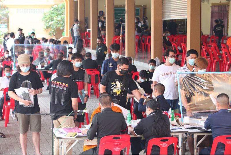 Die Armee hat sich dafür entschuldigt, dass sie einem bettlägerigen Mann befohlen hat, sich am Samstag bei einem Wehrdienst in Lamphun zu melden, um zu beweisen, dass er nicht fit genug ist, um eingezogen zu werden. Die Armee hat sich dafür entschuldigt, dass sie einem bettlägerigen Mann befohlen hat, sich am Samstag bei einem Wehrdienst in Lamphun zu melden, um zu beweisen, dass er nicht fit genug ist, um eingezogen zu werden.