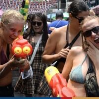Die thailändischen Behörden haben vier „eiserne Regeln“ für Nachtschwärmer in Songkran erlassen, um zu verhindern, dass die Feierlichkeiten diese Woche außer Kontrolle geraten. Wasserschlachten und Spritzer anlässlich des traditionellen Neujahrs kehrten am Donnerstag nach drei Jahren gedämpfter Feierlichkeiten unter Covid-19 Beschränkungen in voller Kraft zurück. Die Behörden erlassen 4 „eiserne Regeln“ von Songkran inmitten von Nacktheitsbedenken