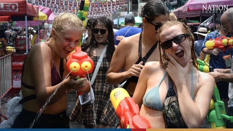 Die thailändischen Behörden haben vier „eiserne Regeln“ für Nachtschwärmer in Songkran erlassen, um zu verhindern, dass die Feierlichkeiten diese Woche außer Kontrolle geraten. Wasserschlachten und Spritzer anlässlich des traditionellen Neujahrs kehrten am Donnerstag nach drei Jahren gedämpfter Feierlichkeiten unter Covid-19 Beschränkungen in voller Kraft zurück. Die Behörden erlassen 4 „eiserne Regeln“ von Songkran inmitten von Nacktheitsbedenken