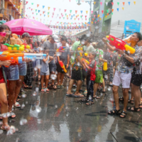 Die Polizei von Bangkok hat eine Frist von 22:00 Uhr für die Songkran Feierlichkeiten auf der Khao San Road festgelegt, die gestern Abend (Freitag) um 22.00 Uhr statt um Mitternacht enden. Pol General Torsak Sukvimol, der stellvertretende nationale Polizeichef, sagte heute, dass die Khao San Road letzte Nacht über ihre Kapazität hinaus überfüllt war. Die für das Gebiet zuständige Polizei von Chana Songkhram blockierte letzte Nacht kurz vor 21 Uhr den Eingang zum Schauplatz der Feierlichkeiten von der Ratchadamnoen Avenue, nachdem sie feststellte, dass das Gebiet bereits überfüllt war.
