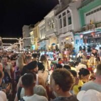 Die Fußgängerzone in der Altstadt im Zentrum von Phuket ist sonntags mit Besuchern verstopft. Es wird überlegt, die Fußgängerzone im Zuge einer stetig steigenden Zahl internationaler Ankünfte in der Inselprovinz nach einem dreijährigen Abschwung durch Covid-19 zu erweitern.