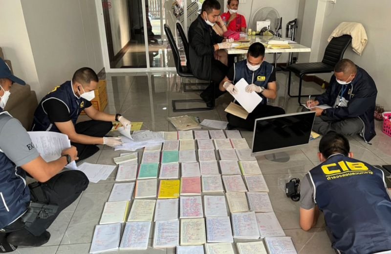 Zwei Personen wurden festgenommen, weil sie während einer Razzia in einem Haus im Bezirk Khlong Luang von Pathum Thani illegale Geldleihdienste mit Zinssätzen von bis zu 304 % pro Jahr betrieben hatten.<br /> Zwei Personen wurden festgenommen, weil sie während einer Razzia in einem Haus im Bezirk Khlong Luang von Pathum Thani illegale Geldleihdienste mit Zinssätzen von bis zu 304 % pro Jahr betrieben hatten.Die Polizei der Abteilung zur Unterdrückung von Wirtschaftskriminalität (ECD) hat Thanachai Ruangphueng (43) und Frau Natthajaree Muangthong (42) am Freitag in dem Haus in der Gemeinde Khlong Nueng festgenommen, sagte Pol Maj Gen Phutthidet Boonkraphue, Kommandeur der ECD.