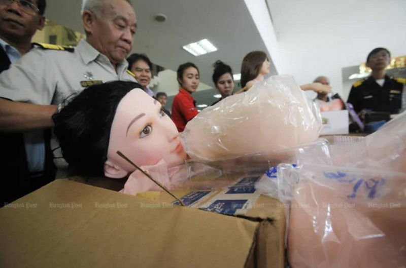 Die Demokratische Partei hat sich verpflichtet, auf die Legalisierung von Sexspielzeug zu drängen und sagt, dass dies mehr Vorteile über das sexuelle Vergnügen hinaus bringen wird.<br /> Die Demokratische Partei hat sich verpflichtet, auf die Legalisierung von Sexspielzeug zu drängen und sagt, dass dies mehr Vorteile über das sexuelle Vergnügen hinaus bringen wird. Die Partei hat ihre Haltung zur Unterstützung des Aufbaus einer Sexspielzeugindustrie in Thailand deutlich gemacht, mit dem Hauptziel, Sexspielzeug zu sicheren Produkten für Verbraucher zu machen, sagte die stellvertretende Regierungssprecherin Rachada Dhnadirek in ihrer Eigenschaft als Vorstandsmitglied der Partei.