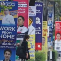 Das Büro der EC gab am Freitag eine Erklärung ab, in der es den Start eines neuen Online-Dienstes über seine mobile App Ta Sapparot (Ananasaugen) ankündigte, über den Mitglieder der Öffentlichkeit anonym Details zu mutmaßlichem Betrug, Stimmenkauf oder Geschenkübergabe im Austausch für Stimmen angeben können. Die App ist laut EC sowohl für Android- als auch für iOS-Mobiltelefone verfügbar.