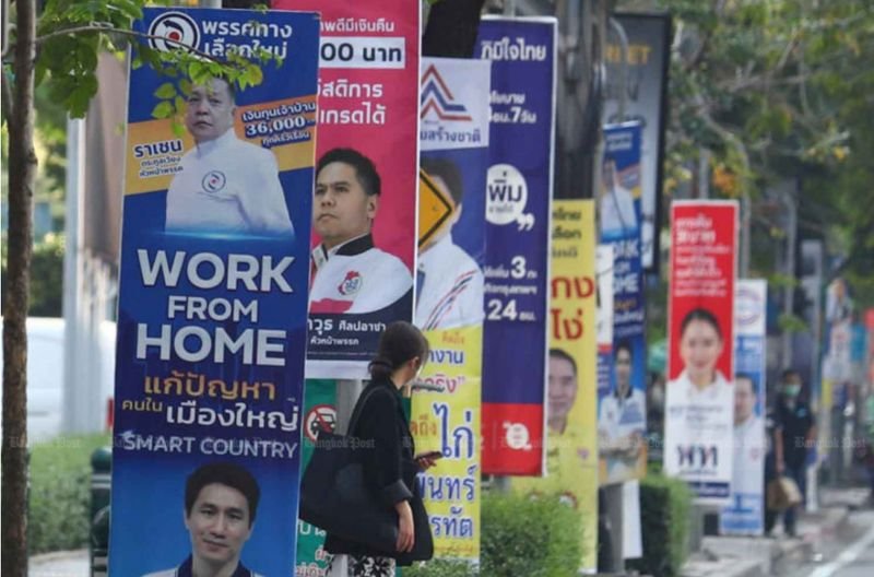 Das Büro der EC gab am Freitag eine Erklärung ab, in der es den Start eines neuen Online-Dienstes über seine mobile App Ta Sapparot (Ananasaugen) ankündigte, über den Mitglieder der Öffentlichkeit anonym Details zu mutmaßlichem Betrug, Stimmenkauf oder Geschenkübergabe im Austausch für Stimmen angeben können. Die App ist laut EC sowohl für Android- als auch für iOS-Mobiltelefone verfügbar.